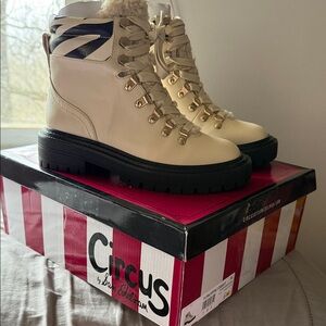 NWT in box Circus by Sam Edelman Women’s Boots size 6 Flora ivory